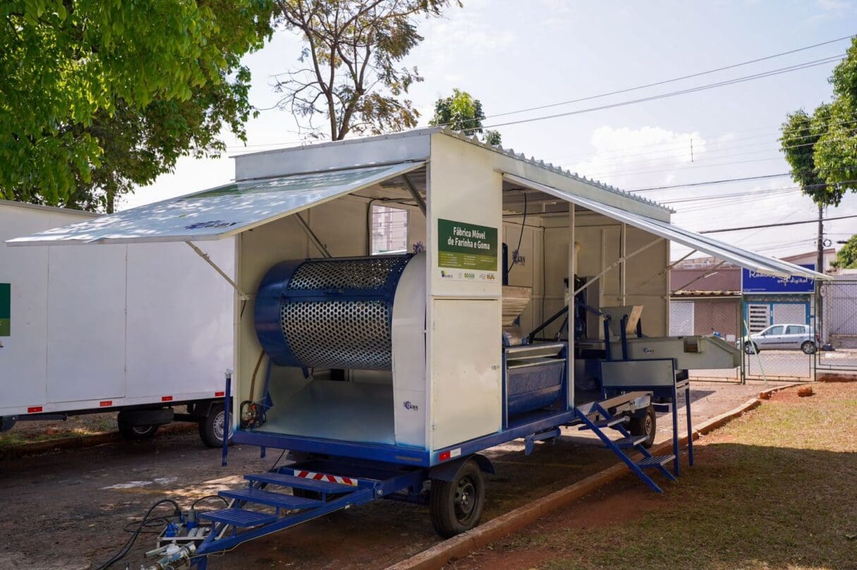 Seapa entrega fábricas móveis de farinha a municípios goianos nesta terça-feira