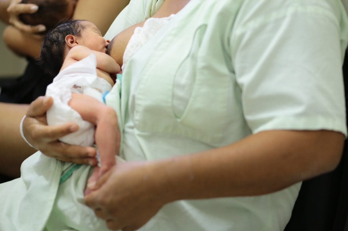 Agosto Dourado: Governo de Goiás incentiva aleitamento materno