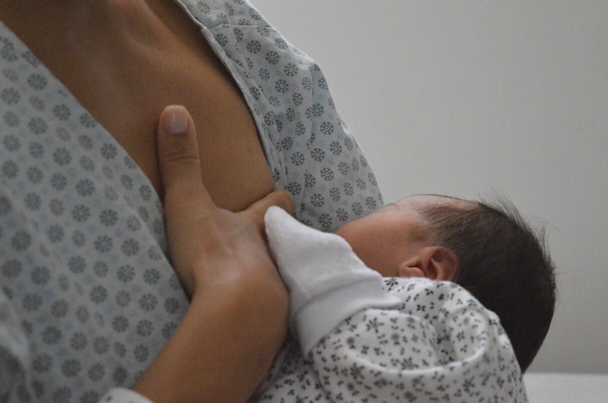 Referência em parto humanizado, HEF incentiva amamentação