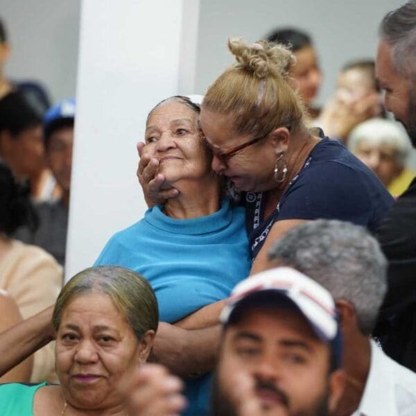 Família contemplada em sorteio de casas a custo zero
