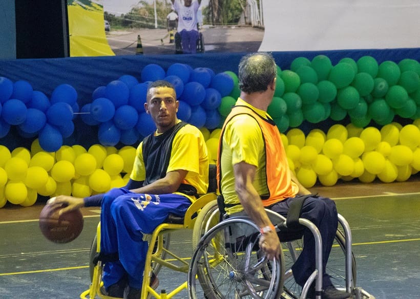 Pacientes do Crer jogando basquete em cadeirasde roda