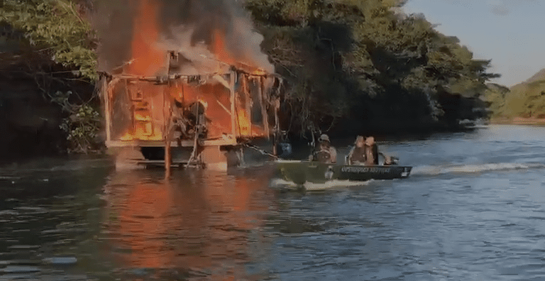 Batalhão Ambiental da PMGO destrói garimpo ilegal no Rio Corumbá
