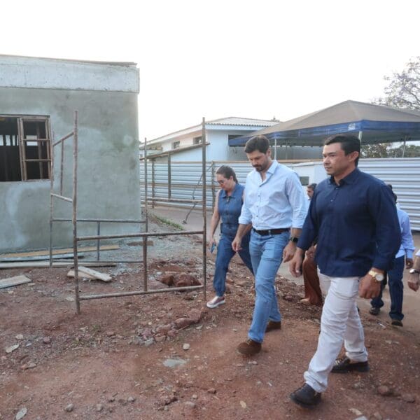 Daniel Vilela vistoria obra e recebe homenagem em Bonfinópolis