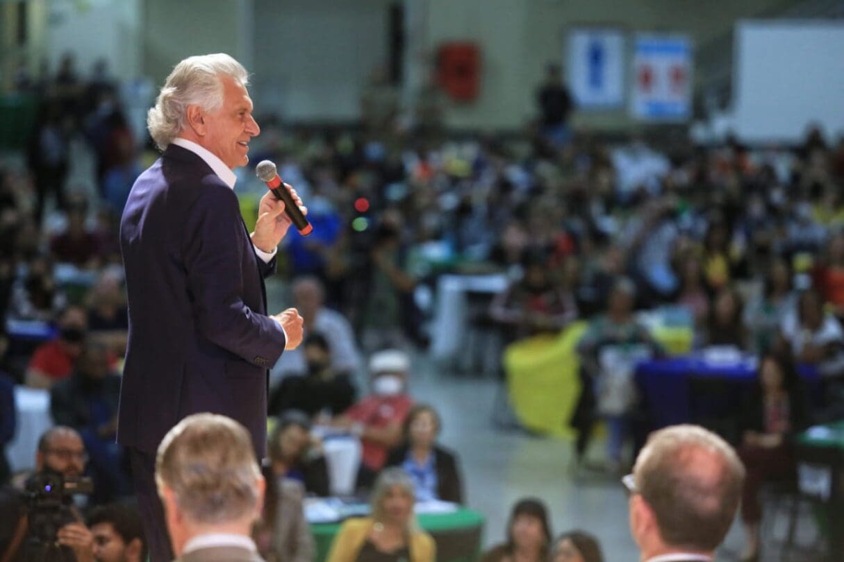 Caiado anuncia bônus por resultado para todos os servidores da Educação