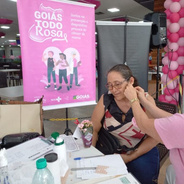 Campanha Outubro Rosa da Saúde alcança visitantes e lojistas da região da 44