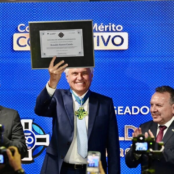Caiado destaca a importância do cooperativismo durante homenagem na OCB/GO