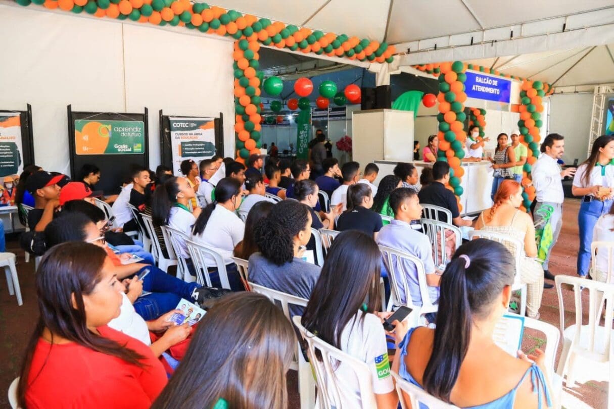 FEIRÃO DE EMPREGOS NA PRAÇA CIVICA