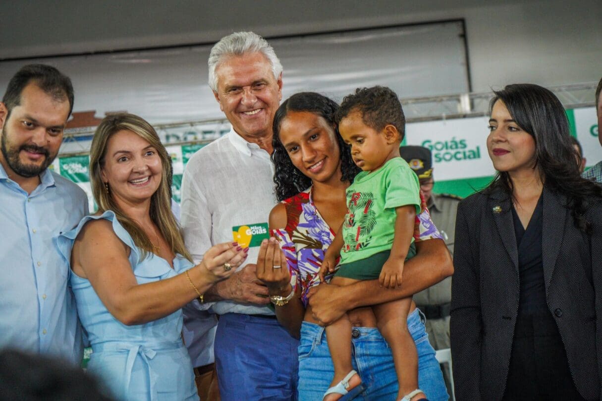 Caiado entrega cartões do Goiás Social no Entorno do DF