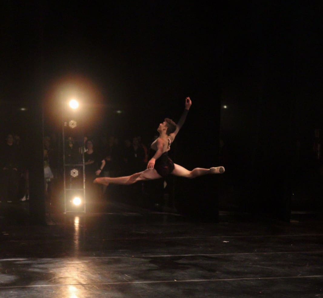 Un étudiant de Basileu França participe à l’un des festivals de danse les plus importants au monde