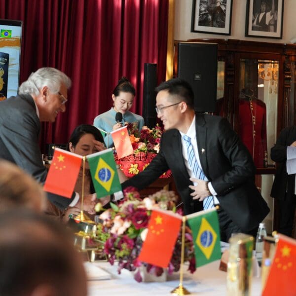 Em Pequim, Caiado formaliza acordos com China Railway Group