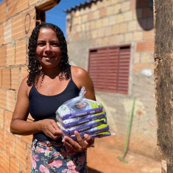 Famílias de Luziânia e Valparaíso recebem kits de alimentos