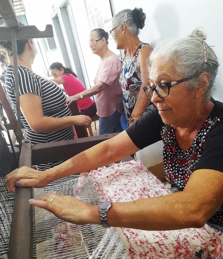 Projeto oferece oficinas em teares manuais para idosos