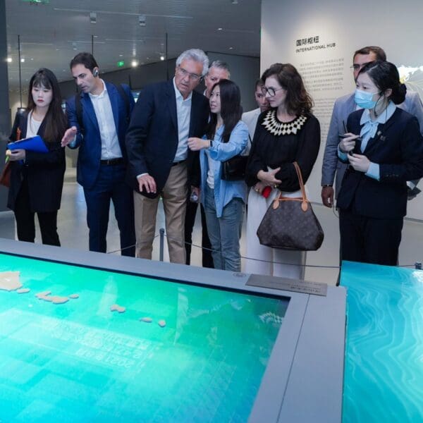 Em missão oficial na China, Caiado visita mineradora com investimentos no estado