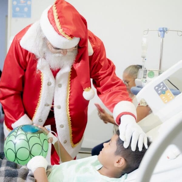 Papai Noel entrega brinquedos para crianças hospitalizadas no Hecad