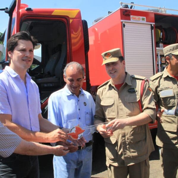 Corpo de Bombeiros de Jataí recebe caminhão de combate a incêndio florestal