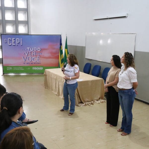Fátima Gavioli na capacitação de gestores das unidades de ensino em tempo integral
