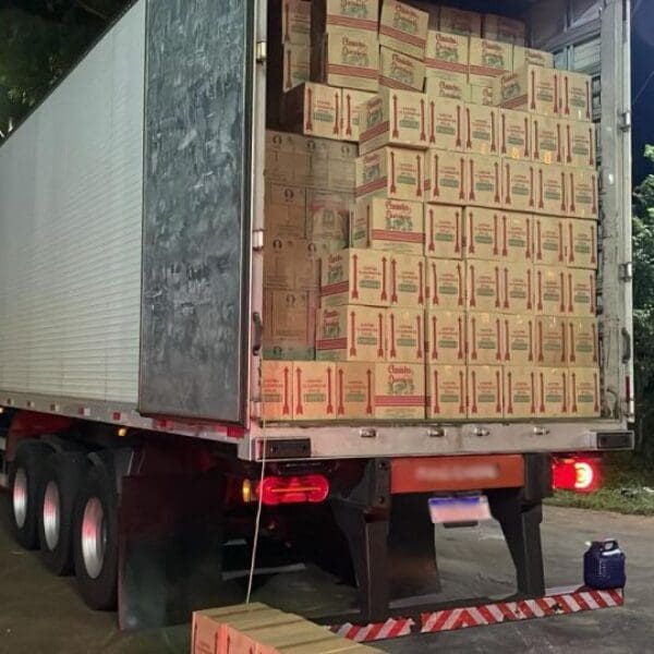 Fisco Estadual e PRF apreendem carreta transportando bebidas sem nota fiscal