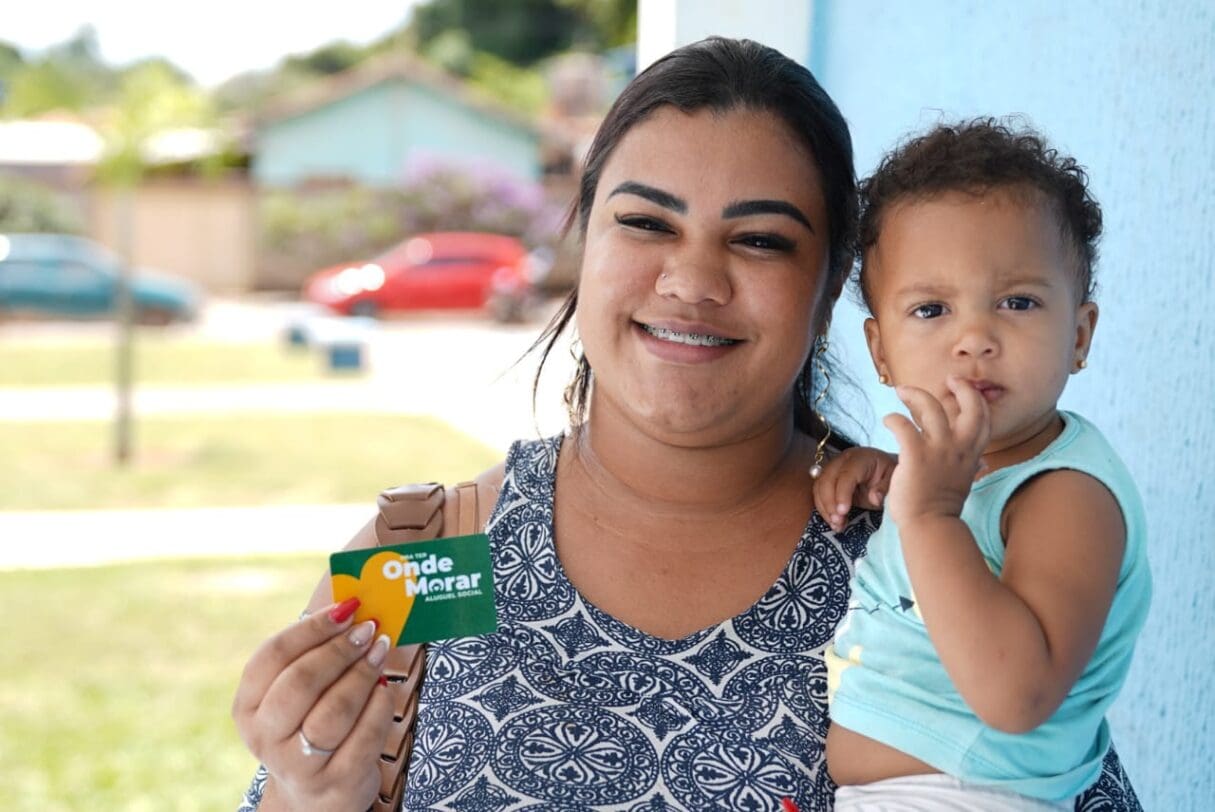 Família recebe cartão do Aluguel Social