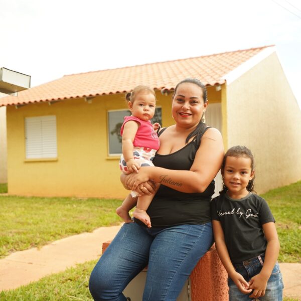 Família beneficiada com casas a custo zero_Agehab