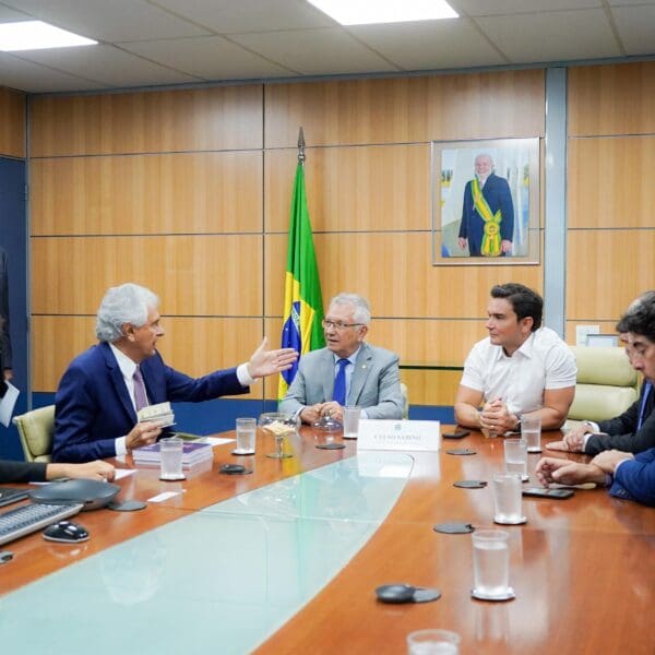 Caiado articula fomento ao turismo goiano com ministro Celso Sabino