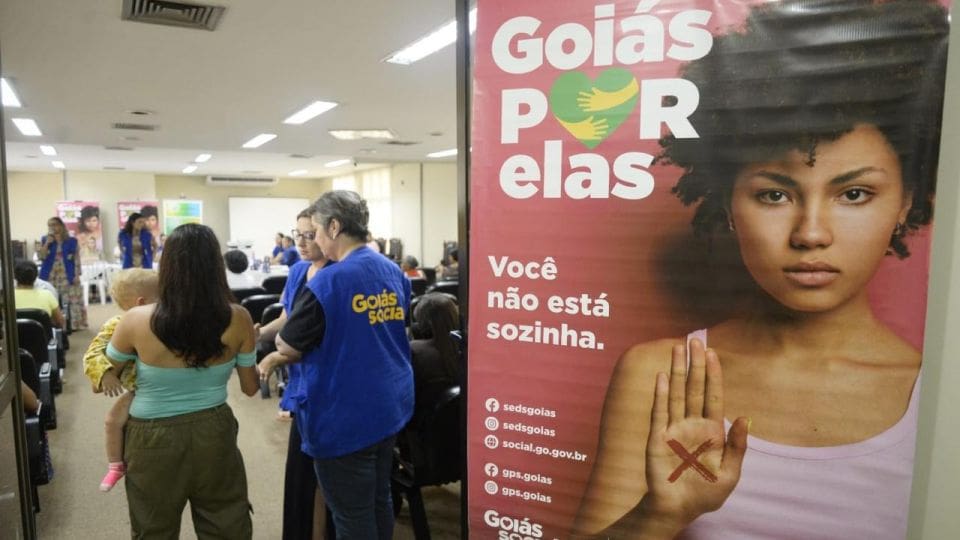 Governo entrega cartões do Goiás Por Elas a vítimas de violência doméstica