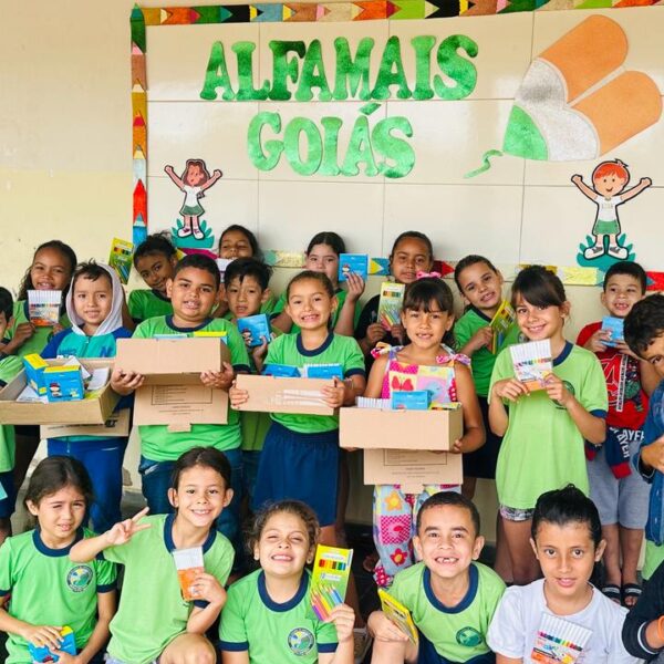Alunos recebem kits do AlfaMais Goiás