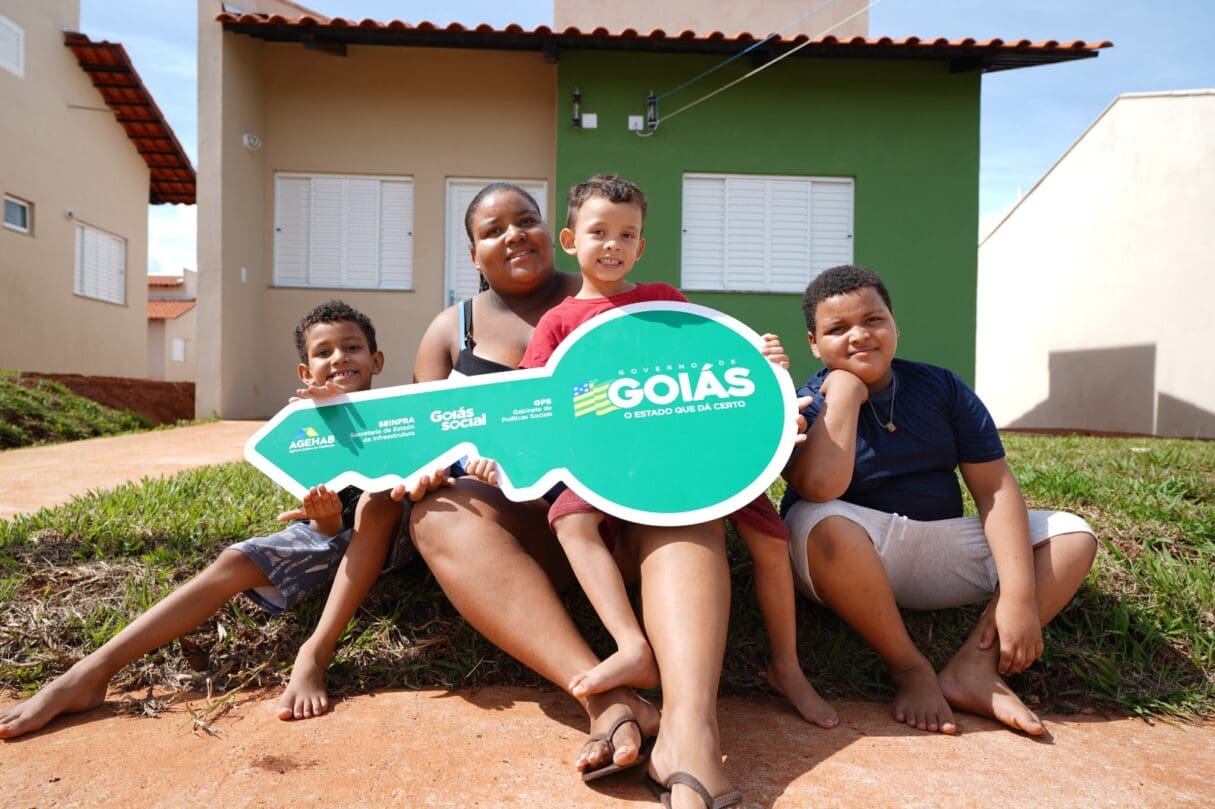 Governo entrega 50 casas a custo zero em Palmeiras de Goiás