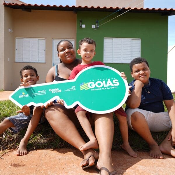 Governo entrega 50 casas a custo zero em Palmeiras de Goiás