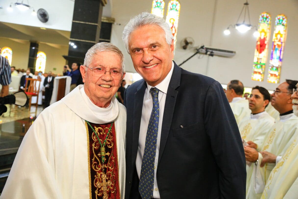 Governador Ronaldo Caiado de Bispo de Itumbiara
