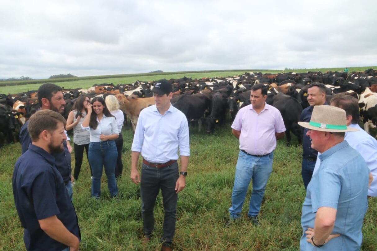 Daniel Vilela conhece maior fazenda produtora de leite de Goiás_Jota Eurípedes