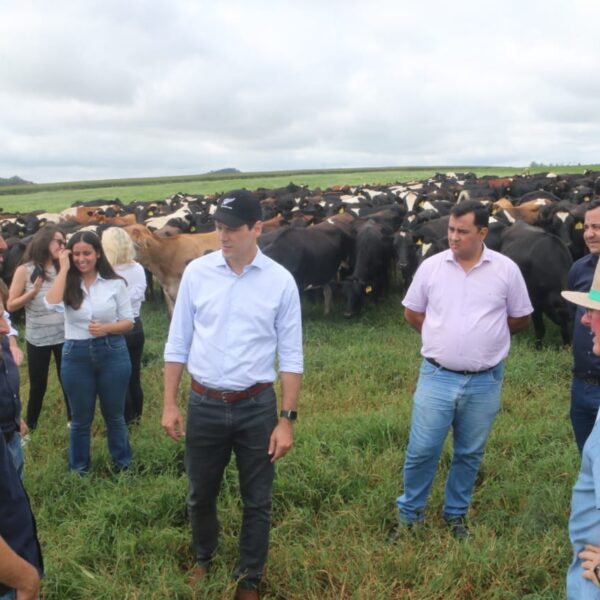 Daniel Vilela conhece maior fazenda produtora de leite de Goiás_Jota Eurípedes