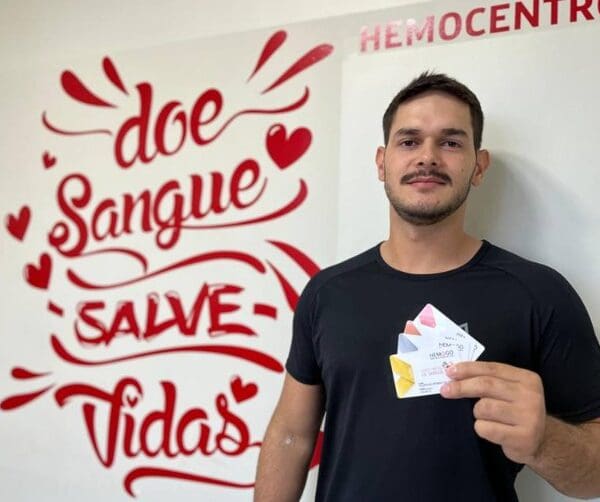 Valdivino Eterno Silveira com carteirinha de Doador Destaque