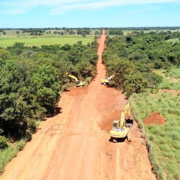 Equipe da Goinfra trabalha na GO-154