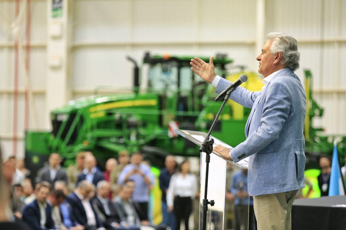 Caiado na solenidade da expansão da John Deere