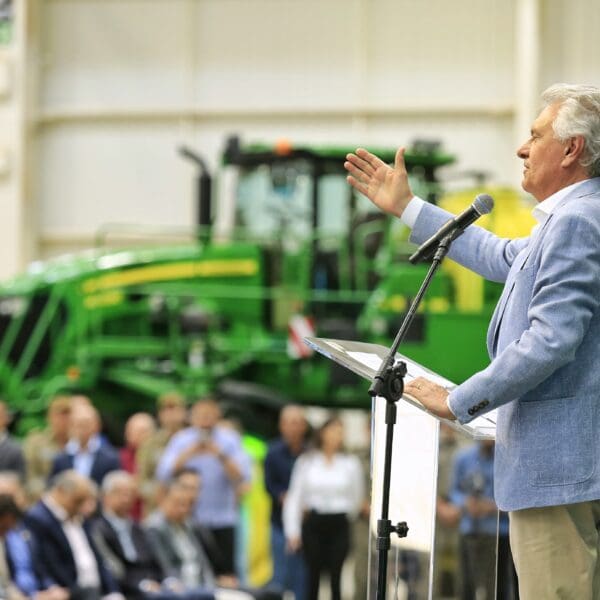 Caiado na solenidade da expansão da John Deere