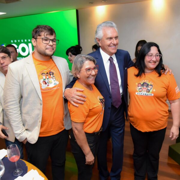 Caiado entrega Prêmio Leia 2023 a escolas públicas municipais