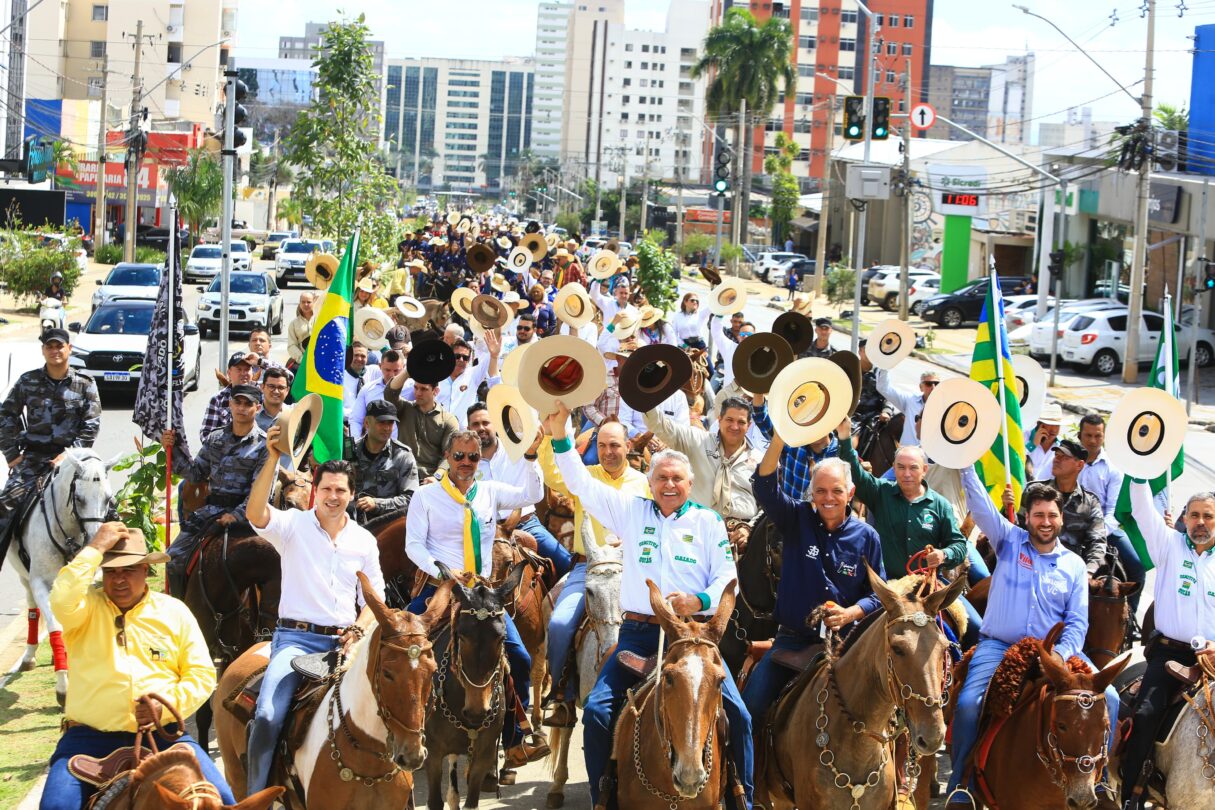 Caiado valoriza tradição e participa de desfile de muladeiros