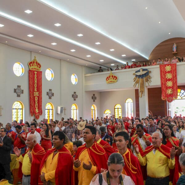 Palácio Conde dos Arcos recebe coroas do Divino Espírito Santo