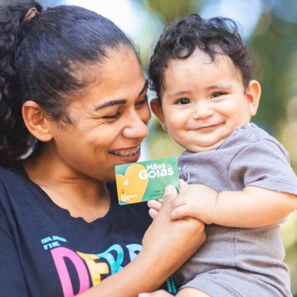 Mãe e filho com cartão do Mães de Goiás