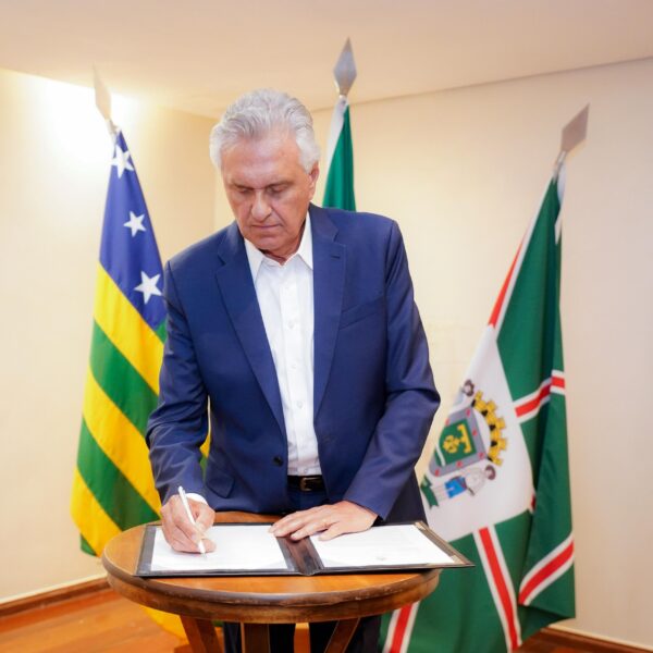 Caiado assina projeto que cria Política Estadual de Combustíveis de Goiás