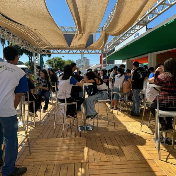 ESTUDANTES NO ESTANDE DO COTEC NA PECUARIA