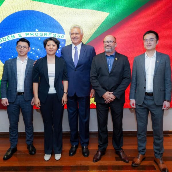 Governador e comitiva chinesa no Palácio das Esmeraldas