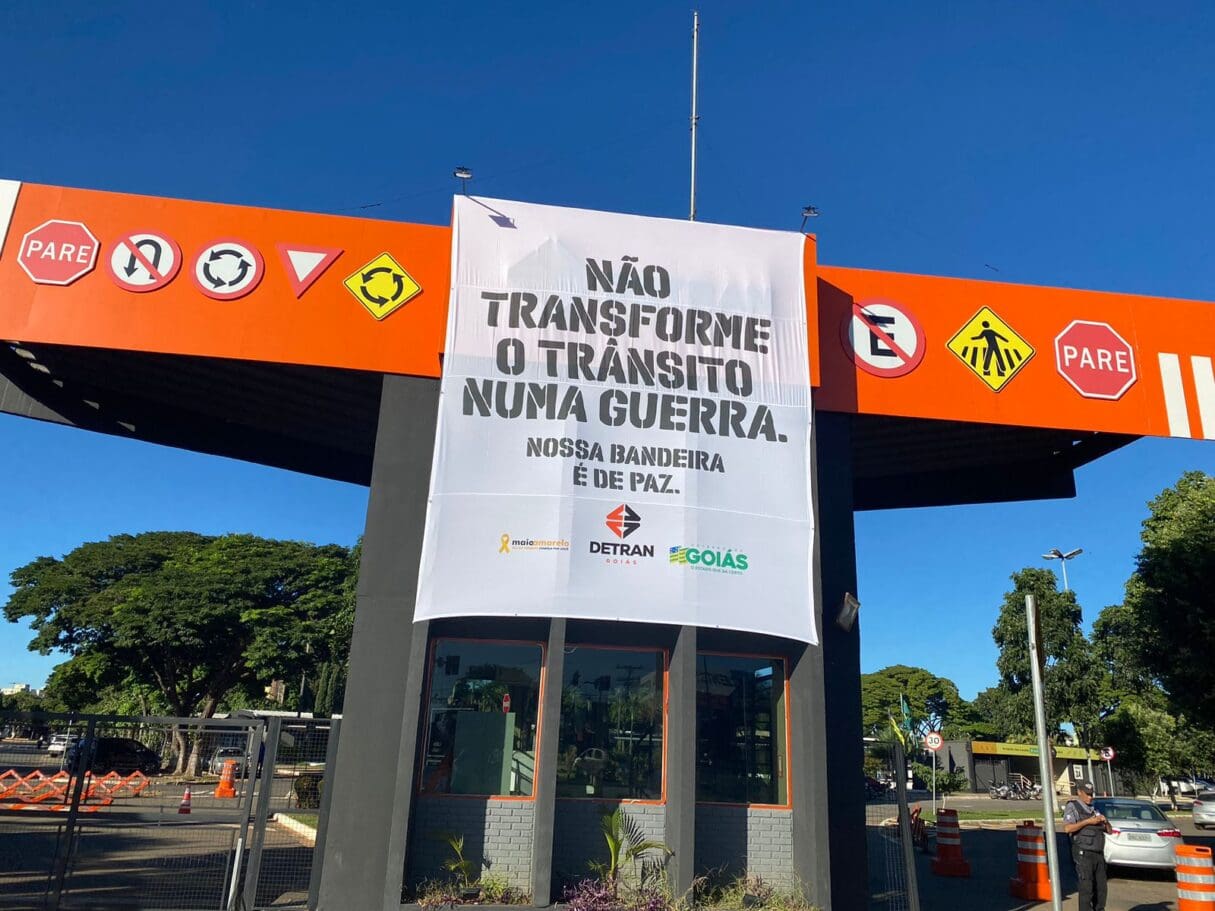 Banner do Maio Amarelo na fachada do Detran
