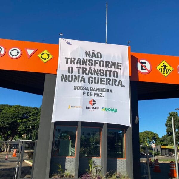 Banner do Maio Amarelo na fachada do Detran