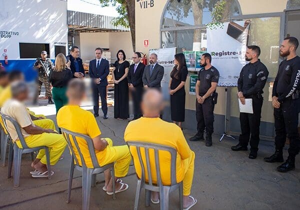 Mais de 16 mil detentos recebem certidões de nascimento