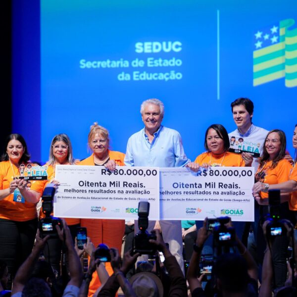 Caiado entrega premiação a escolas vencedoras do Prêmio Leia 2023