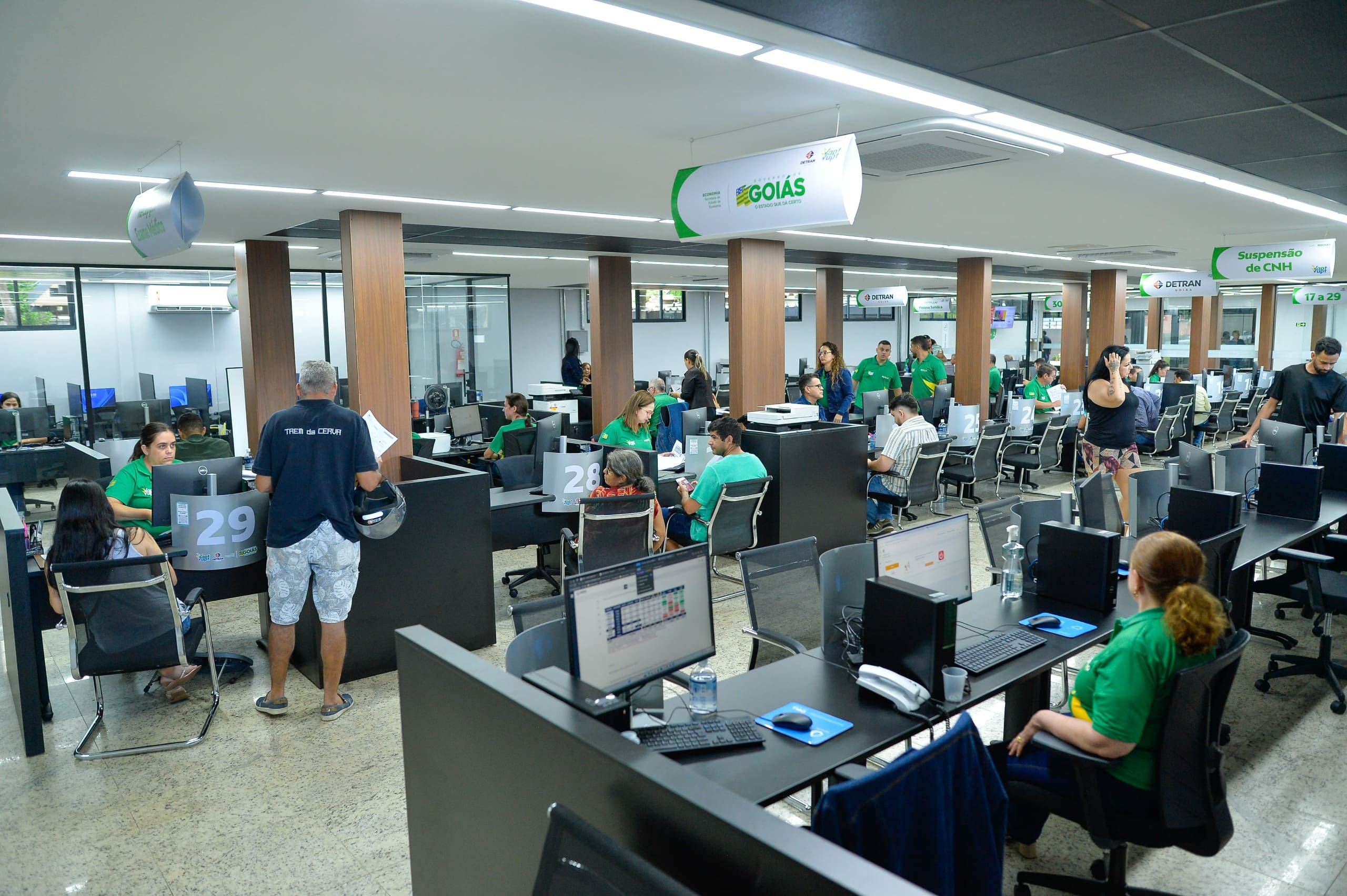 No feriado do Dia do Trabalhador, decreto estabelece ponto facultativo na sexta-feira (02/05); serviços essenciais mantêm atendimento