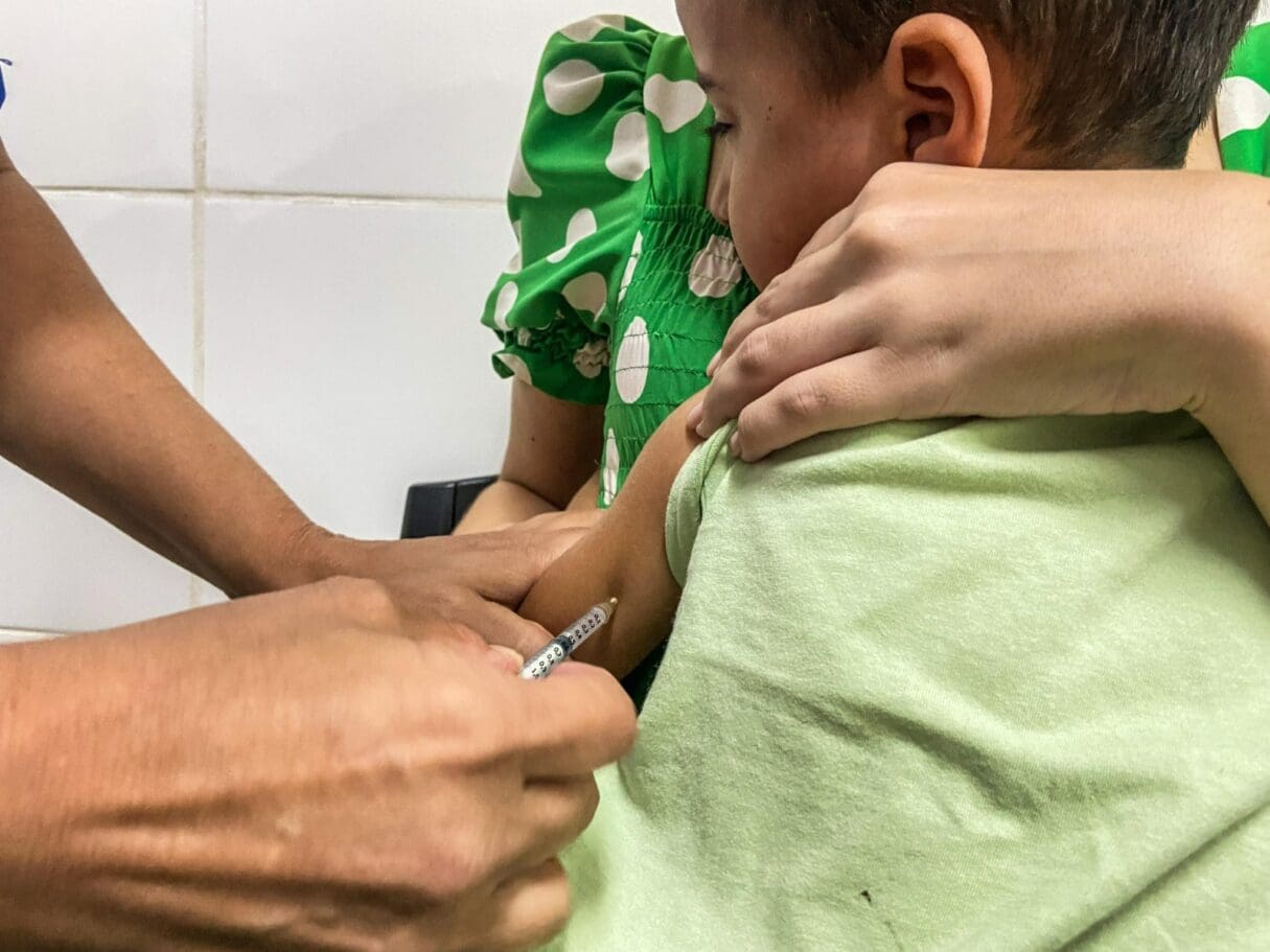 CRIANÇA É VACINADA