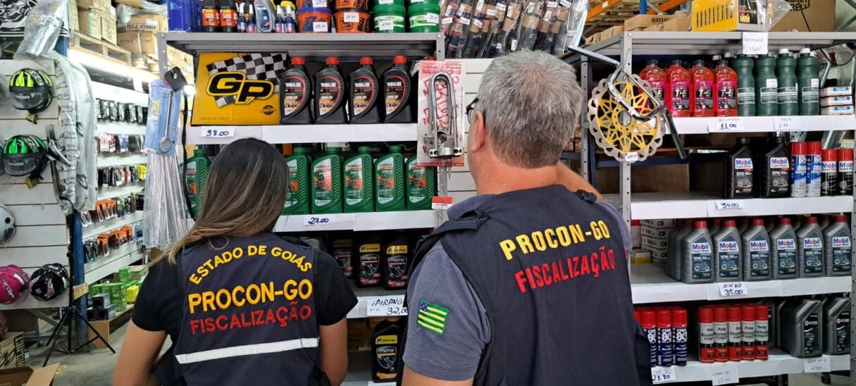 Procon apreende quase 4 mil litros de óleo lubrificante