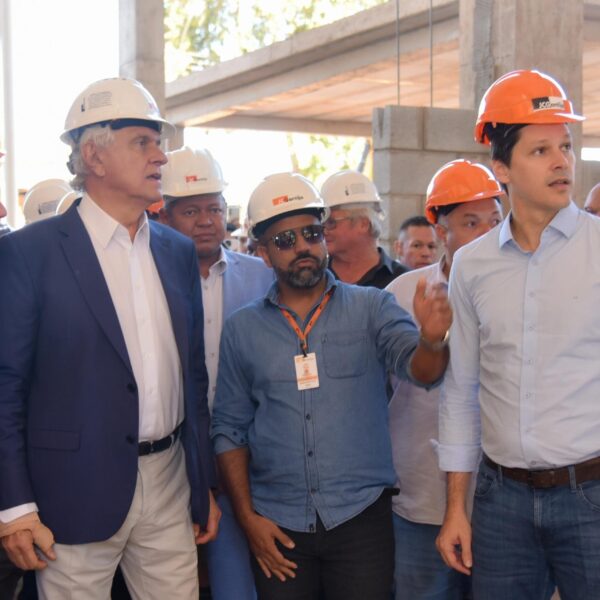 Caiado vistoria obras do Mercadão de Águas Lindas de Goiás